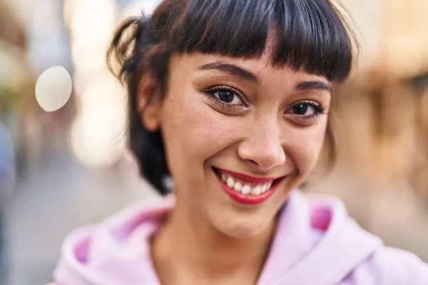 Jovem Mulher Sorrindo Confiante Rua — Fotografia de Stock
