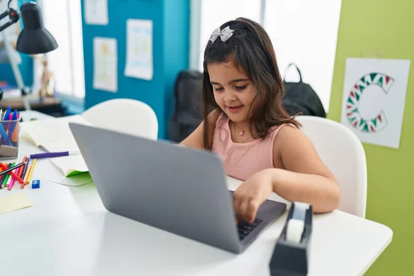 Adorable Hispanic Girl Student Using Laptop Sitting Table Classroom — Fotografia de Stock