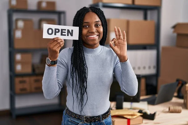 Αφροαμερικανή Γυναίκα Που Εργάζονται Μικρές Επιχειρήσεις Ecommerce Κρατώντας Ανοικτό Πανό — Φωτογραφία Αρχείου