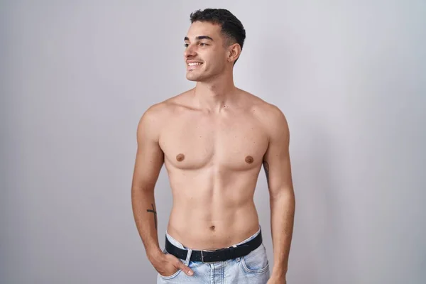 Hombre Hispano Guapo Parado Sin Camisa Mirando Hacia Otro Lado —  Fotos de Stock