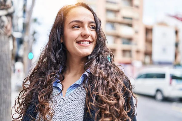 Joven Mujer Hispana Sonriendo Confiada Pie Calle — Foto de Stock