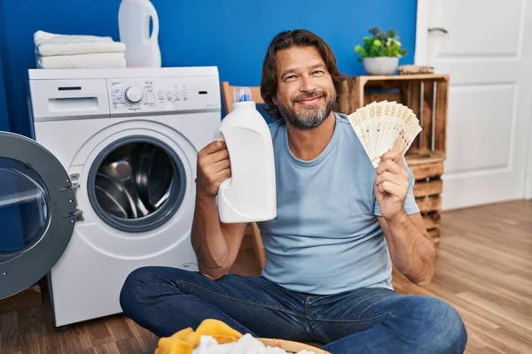 Hombre Guapo Mediana Edad Ahorrando Dinero Detergente Lavandería Sonriendo Con —  Fotos de Stock