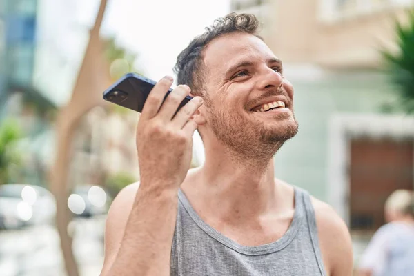 Giovane Uomo Ispanico Sorridente Fiducioso Messaggio Audio Ascolto Dallo Smartphone — Foto Stock
