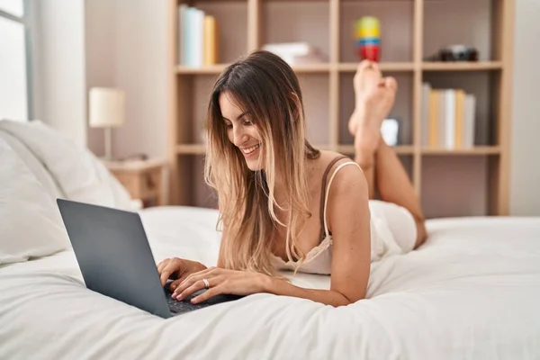 Junge Frau Mit Laptop Auf Bett Schlafzimmer Liegend — Stockfoto