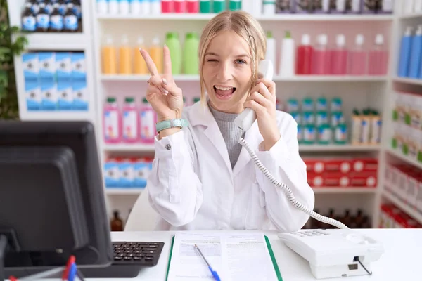 Giovane Donna Caucasica Che Lavora Farmacia Farmacia Parlando Telefono Sorridendo — Foto Stock