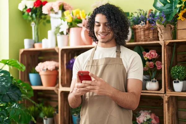 Jovem Florista Homem Latino Sorrindo Confiante Usando Smartphone Loja Flores — Fotografia de Stock
