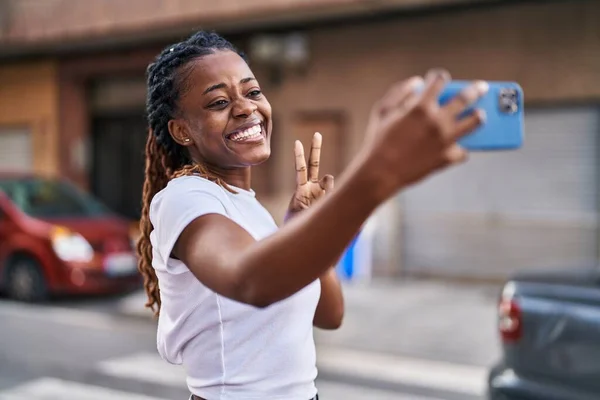 Afričanky Americká Žena Usmívá Sebevědomě Dělat Selfie Smartphonu Ulici — Stock fotografie