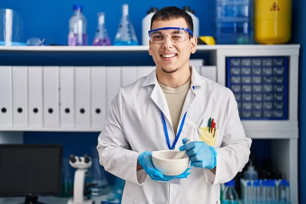 Jeune Homme Arabe Travaillant Laboratoire Scientifique Clin Oeil Regardant Caméra — Photo