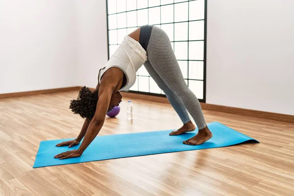 Donna Afroamericana Formazione Yoga Centro Sportivo — Foto Stock