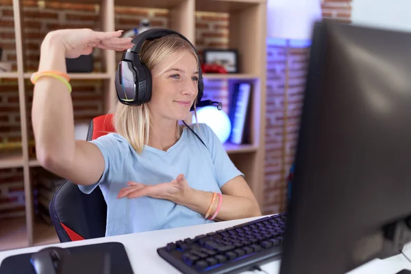 Junge Kaukasische Frau Die Videospiele Spielt Mit Kopfhörern Gestikulierend Mit — Stockfoto