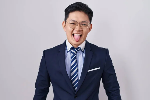 Jovem Asiático Homem Vestindo Terno Negócios Gravata Colando Língua Para — Fotografia de Stock