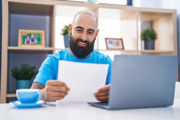 Young Bald Man Using Laptop Reading Paper Home — Fotografia de Stock