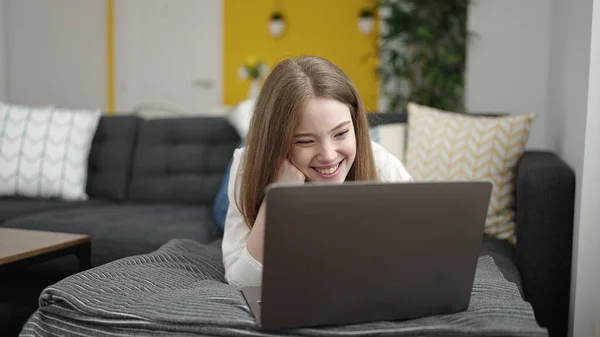 Young Blonde Woman Using Laptop Lying Sofa Home — Stock Photo, Image