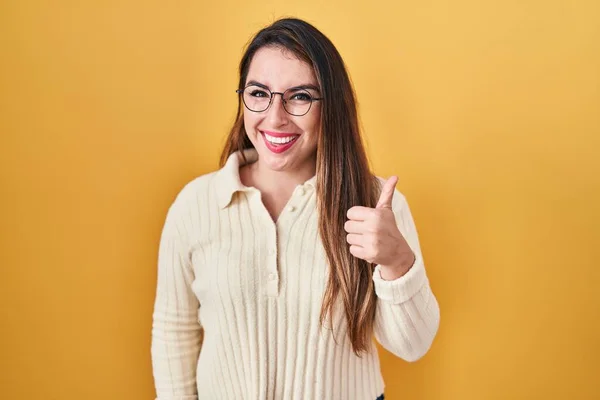 Young Hispanic Woman Standing Yellow Background Doing Happy Thumbs Gesture — Fotografia de Stock