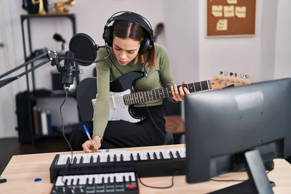 Genç Güzel Spanyol Kadın Müzisyen Müzik Stüdyosunda Elektro Gitar Çalıyor — Stok fotoğraf