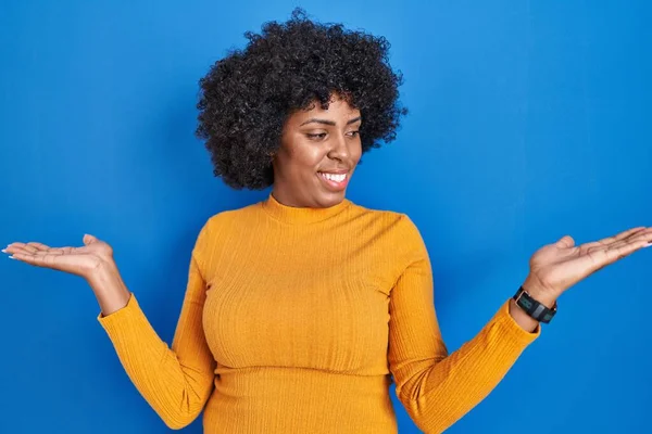 Mujer Negra Con Pelo Rizado Pie Sobre Fondo Azul Sonriendo — Foto de Stock