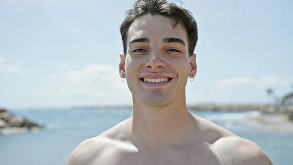 Jovem Hispânico Homem Turista Sorrindo Confiante Praia — Fotografia de Stock