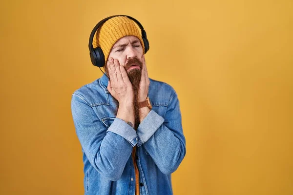 Vit Man Med Långt Skägg Lyssnar Musik Med Hörlurar Trötta — Stockfoto
