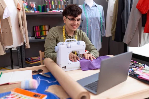 Non Binary Man Tailor Using Sewing Machine Laptop Atelier — 图库照片
