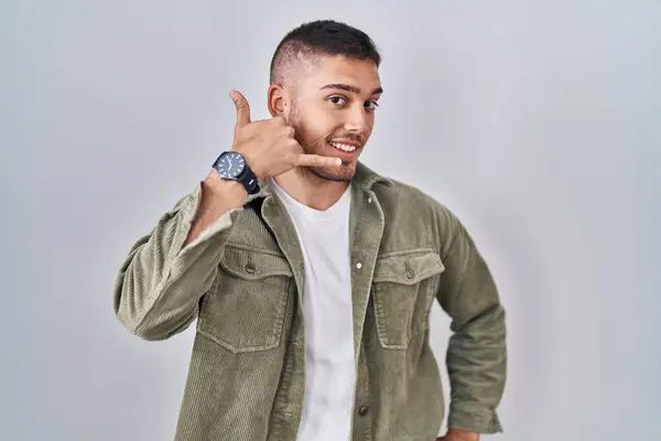Young Hispanic Man Standing Isolated Background Smiling Doing Phone Gesture — Stock Fotó