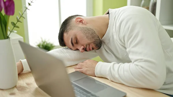 Jonge Spaanse Man Slaapt Tafel Eetzaal — Stockfoto