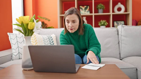 Mature Hispanic Woman Grey Hair Using Laptop Sitting Sofa Home — Stock Photo, Image