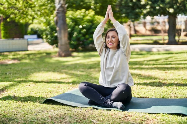 中年妇女笑着在公园里自信地训练瑜伽 — 图库照片