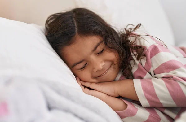 Liebenswertes Hispanisches Mädchen Liegt Auf Bett Und Schläft Schlafzimmer — Stockfoto