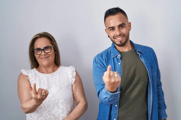 Hispanic Mor Och Son Står Tillsammans Lockar Komma Hit Gest — Stockfoto