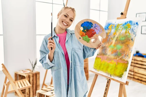 Jonge Blanke Vrouw Kunstenaar Glimlachend Zelfverzekerd Met Penseel Palet Kunststudio — Stockfoto