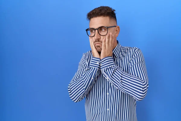 Hispanic Man Med Skägg Bär Glasögon Trötta Händer Täcker Ansikte — Stockfoto