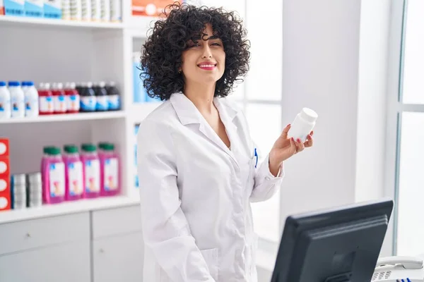 Young Middle East Woman Pharmacist Using Computer Holding Pills Pharmacy — Stockfoto