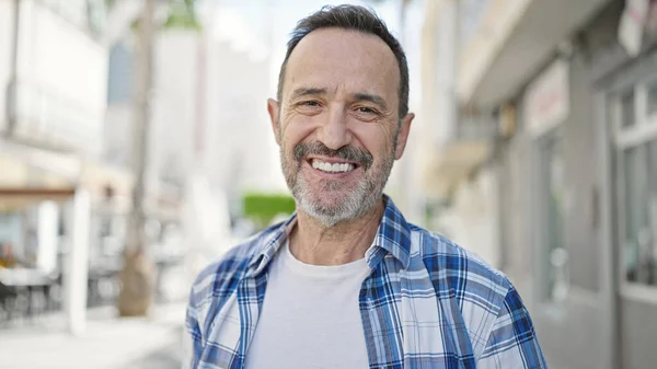 Homem Meia Idade Sorrindo Confiante Rua — Fotografia de Stock