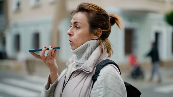 Mulher Hispânica Meia Idade Falando Smartphone Rua — Fotografia de Stock