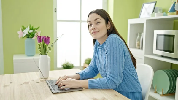 年轻的高加索女人坐在餐厅的桌子上 用笔记本电脑 — 图库照片
