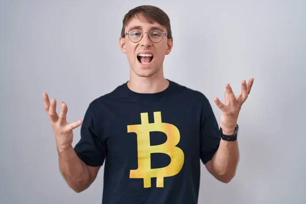 Bitcoin Tişört Giyen Beyaz Sarışın Bir Adam Başarının Çılgınlığını Kollarını — Stok fotoğraf