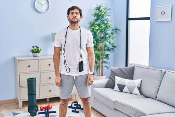 Evde Spor Giyimli Yakışıklı Latin Adam Yüzünde Ciddi Bir Ifadeyle — Stok fotoğraf