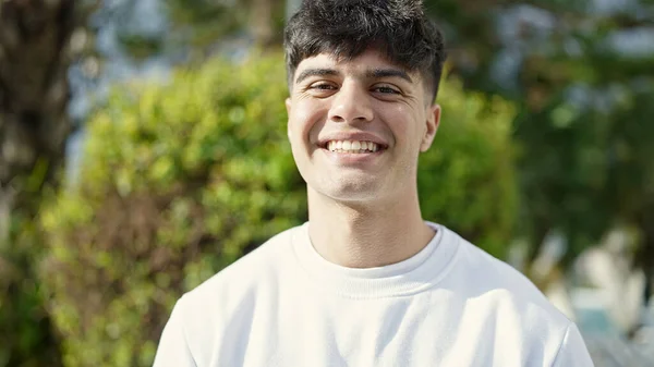 Mladý Hispánec Usmívá Sebevědomě Stojí Parku — Stock fotografie