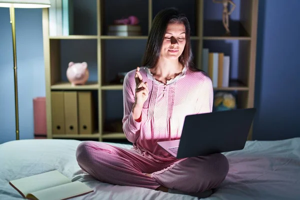 Yatakta Dizüstü Bilgisayar Kullanan Latin Kökenli Genç Bir Kadın Umut — Stok fotoğraf