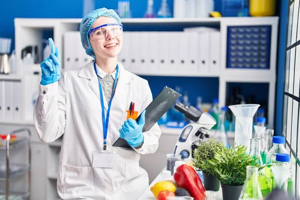 Όμορφη Γυναίκα Που Εργάζεται Στο Εργαστήριο Επιστήμονας Φαγητό Έκπληκτος Μια — Φωτογραφία Αρχείου