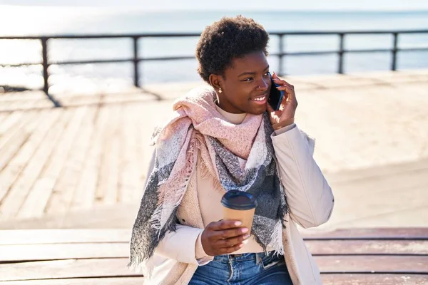 Afričanky Americká Žena Mluví Smartphone Pití Kávy Sedí Lavičce Moře — Stock fotografie
