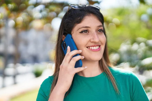 Young Hispanic Woman Smiling Confident Talking Smartphone Park — Stock Photo, Image