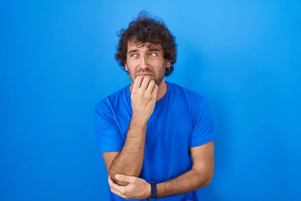 Hispanic Young Man Standing Blue Background Looking Stressed Nervous Hands — Stockfoto