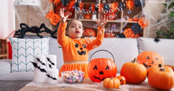 Adorável Menina Hispânica Tendo Festa Halloween Brincando Com Bolhas Sabão — Fotografia de Stock