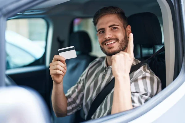 Hispanic Man Beard Driving Car Holding Credit Card Smiling Idea — Stock Photo, Image