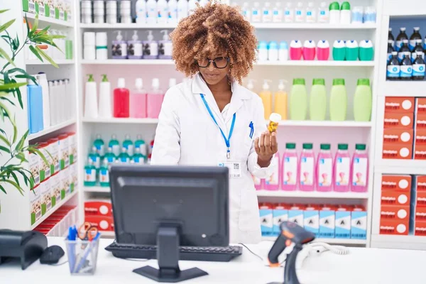Африканская Американка Фармацевт Помощью Компьютера Держит Бутылку Таблетками Аптеке — стоковое фото