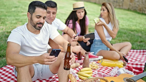 Bir Grup Insan Parkta Piknik Yapmak Için Akıllı Telefonlar Touchpad — Stok fotoğraf