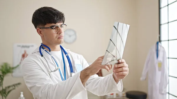 Ung Latinamerikansk Man Läkare Tittar Röntgen Kliniken — Stockfoto