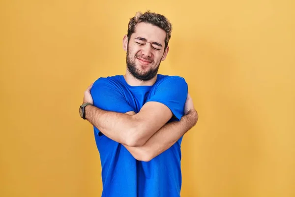 Homem Hispânico Com Barba Sobre Fundo Amarelo Abraçando Feliz Positivo — Fotografia de Stock