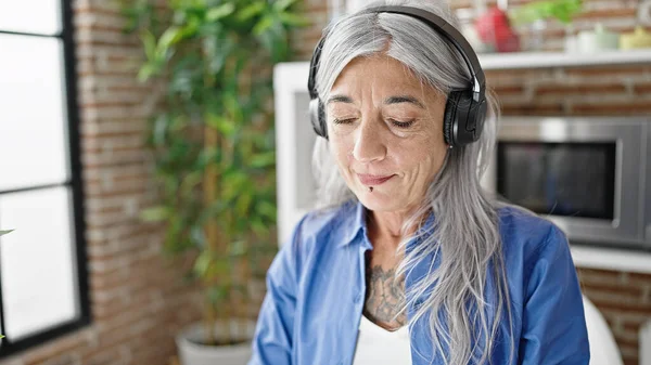Mujer Pelo Gris Mediana Edad Escuchando Música Comedor —  Fotos de Stock